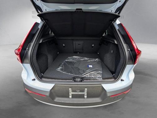2025 Volvo XC40 B5 Ultra Bright Theme