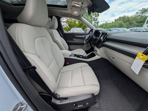2025 Volvo XC40 B5 Ultra Bright Theme