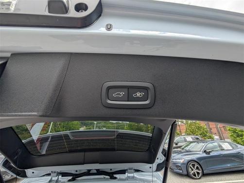 2025 Volvo XC40 B5 Ultra Bright Theme