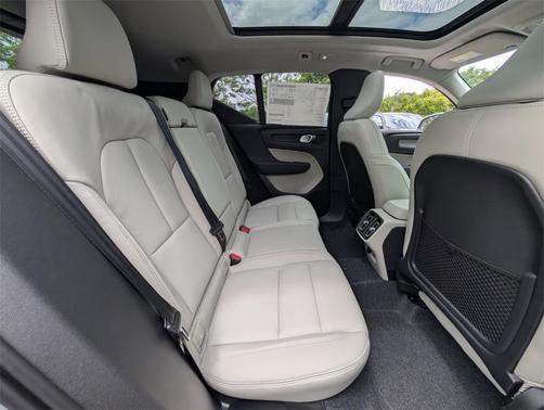 2025 Volvo XC40 B5 Ultra Bright Theme