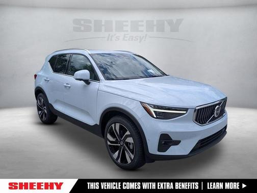 2025 Volvo XC40 B5 Ultra Bright Theme