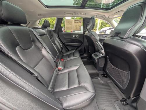 2023 Volvo XC60 B5 Plus Dark Theme
