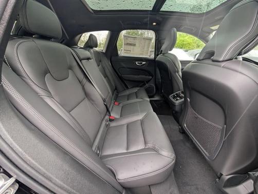 Onyx Black Metallic 2026 Volvo XC60 B5 Ultra Black Edition
