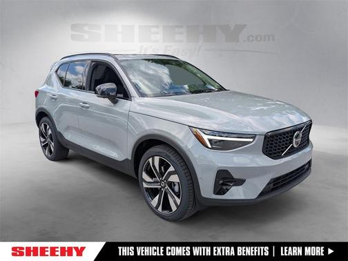 2025 Volvo XC40 B5 Plus Dark Theme