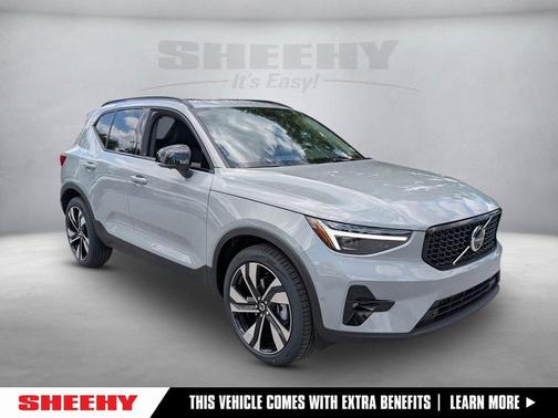 2025 Volvo XC40 B5 Plus Dark Theme
