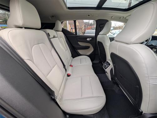 2025 Volvo XC40 B5 Ultra Dark Theme