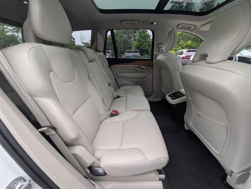 2022 Volvo XC90 T6 Momentum 7 Passenger