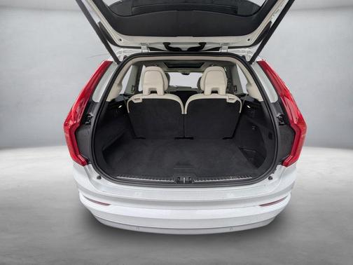 2022 Volvo XC90 T6 Momentum 7 Passenger