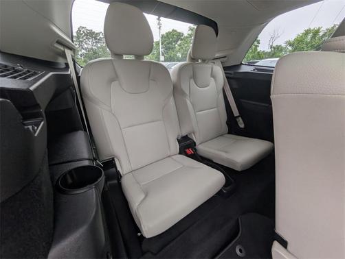 2022 Volvo XC90 T6 Momentum 7 Passenger