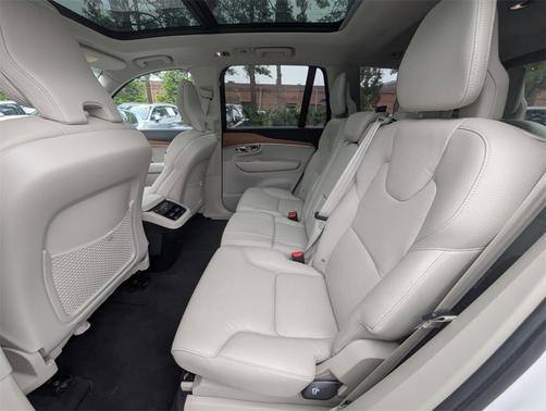 2022 Volvo XC90 T6 Momentum 7 Passenger