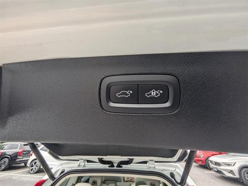 2022 Volvo XC90 T6 Momentum 7 Passenger
