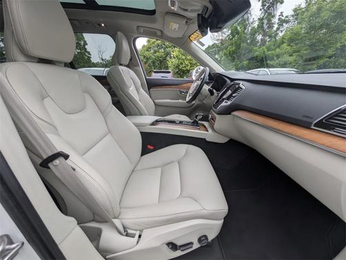 2022 Volvo XC90 T6 Momentum 7 Passenger