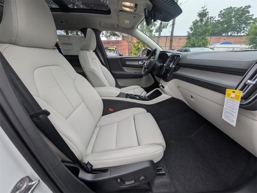 2025 Volvo XC40 B5 Plus Dark Theme