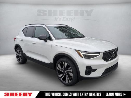 2025 Volvo XC40 B5 Plus Dark Theme