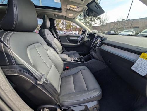 2025 Volvo XC40 B5 Core Bright Theme