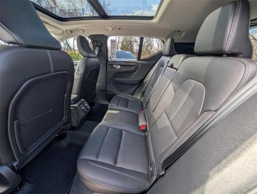 2025 Volvo XC40 B5 Core Bright Theme