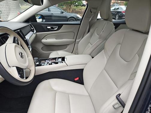 2023 Volvo S60 Recharge Plug-In Hybrid T8 Core Dark Theme