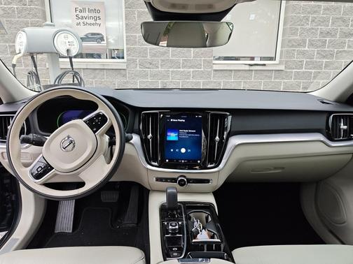 2023 Volvo S60 Recharge Plug-In Hybrid T8 Core Dark Theme