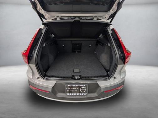 2025 Volvo XC40 B5 Core Bright Theme