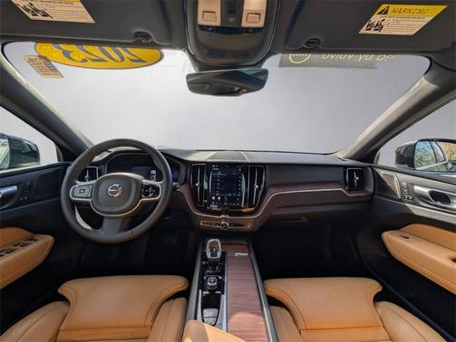 2023 Volvo XC60 B5 Ultimate Bright Theme