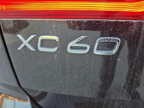 2023 Volvo XC60 B5 Ultimate Bright Theme