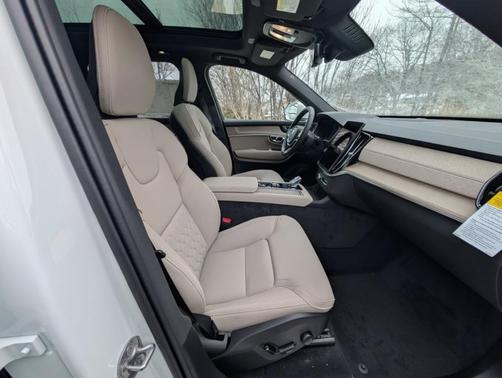 Crystal White Pearl 2026 Volvo XC90 B6 Plus 7-Seater
