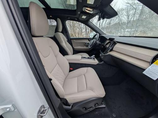 Crystal White Pearl 2026 Volvo XC90 B6 Plus 7-Seater