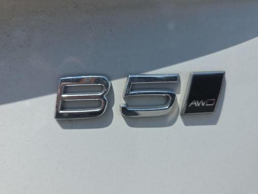 Crystal White Metallic 2024 Volvo XC90 B5 Core Bright Theme