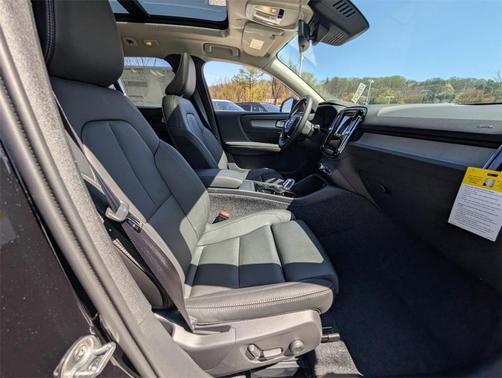 2025 Volvo XC40 B5 Plus Bright Theme