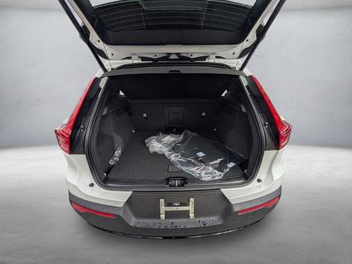 Crystal White 2026 Volvo XC40 B5 Core