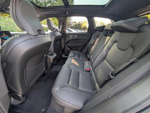 2026 Volvo XC60 B5 Ultra Black Edition