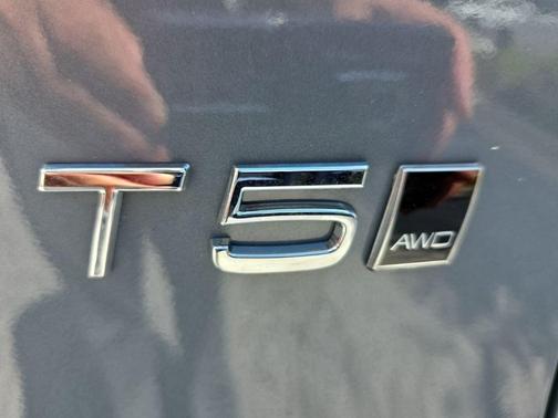Gray 2022 Volvo XC40 T5 R-Design