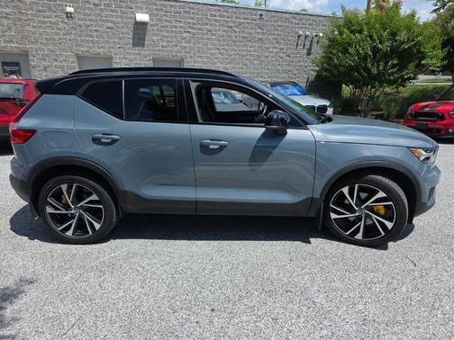 Gray 2022 Volvo XC40 T5 R-Design