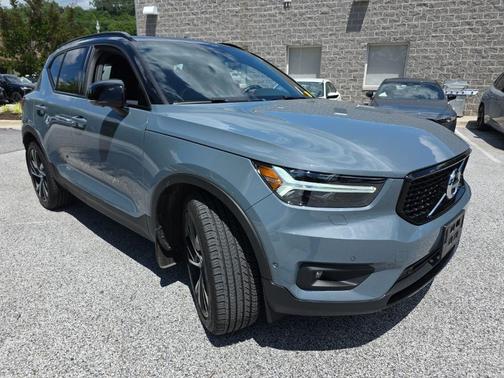 Gray 2022 Volvo XC40 T5 R-Design