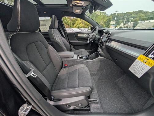 2026 Volvo XC40 B5 Ultra Black Edition