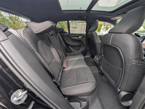 2026 Volvo XC40 B5 Ultra Black Edition