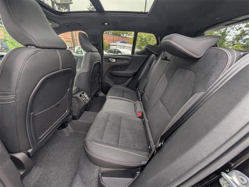 2026 Volvo XC40 B5 Ultra Black Edition