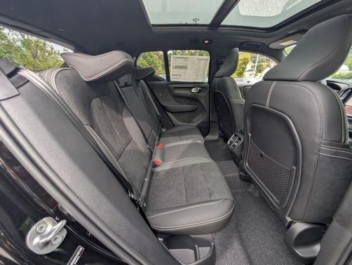 Ultra Black 2026 Volvo XC40 B5 Ultra Black Edition