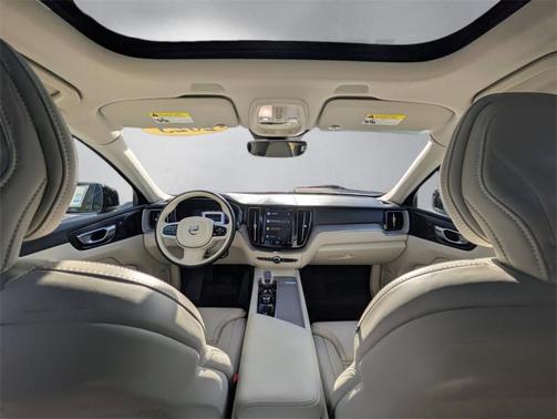 2023 Volvo XC60 B6 Ultimate Dark Theme