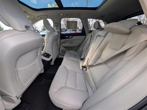 2023 Volvo XC60 B6 Ultimate Dark Theme