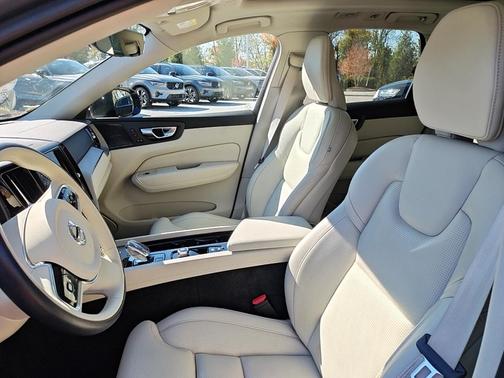 2023 Volvo XC60 B6 Ultimate Dark Theme