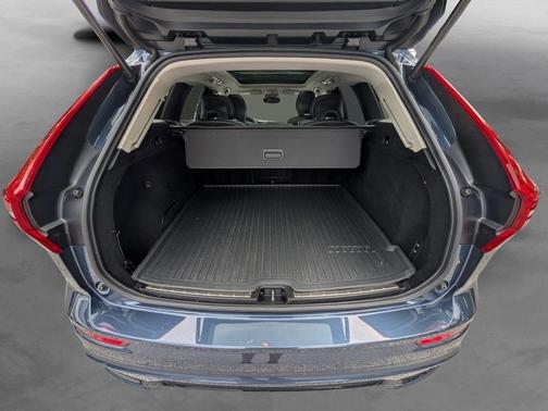 2023 Volvo XC60 B5 Ultimate Dark Theme