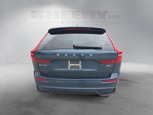 2023 Volvo XC60 B5 Ultimate Dark Theme