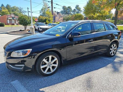 Onyx Black Metallic 2017 Volvo V60 T5 Platinum