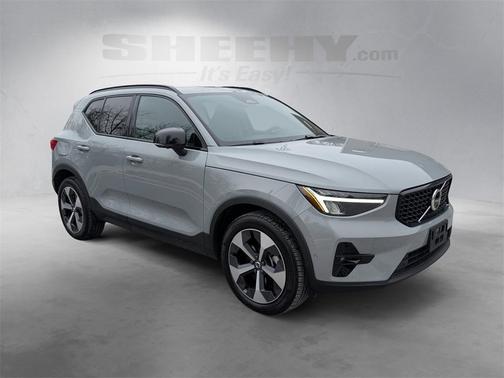 2025 Volvo XC40 B5 Plus Dark Theme