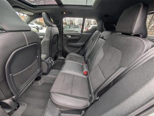 2025 Volvo XC40 B5 Plus Dark Theme