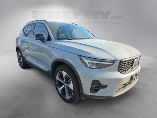 2025 Volvo XC40 B5 Plus Dark Theme