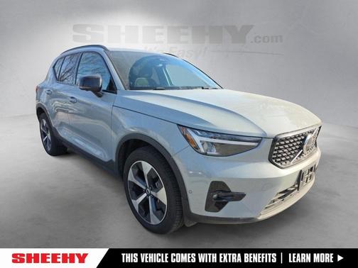 2025 Volvo XC40 B5 Plus Dark Theme