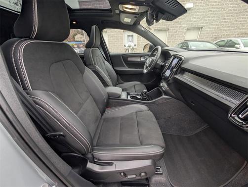 2025 Volvo XC40 B5 Plus Dark Theme