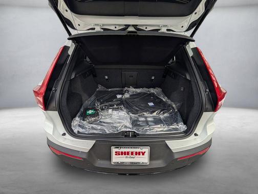 Crystal White 2026 Volvo XC40 B5 Plus